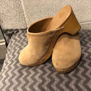 American eagle clogs